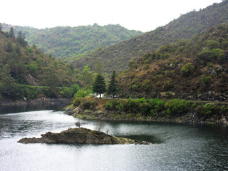Lago paisaje serrano