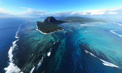 Luftaufnahme der tropischen Insel im tiefblauen Ozean, klares Wasser, le Morne Unterwasserwasserfall auf Mauritius