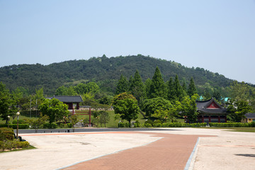 Obraz premium Manin Cemetery of Righteous Fighters. the tombs of those killed in the Joseon Dynasty.