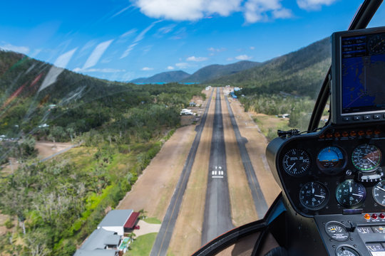 Luftaufnahme der Landebahn beim Landeanflug eines Helikopter-Rundflug über Whitsunday Island in Australien