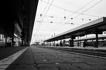Fototapeta na wymiar Bahnhof gleisen schwarz weiß