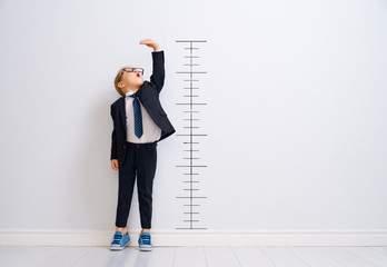 Kid is measuring the growth - obrazy, fototapety, plakaty