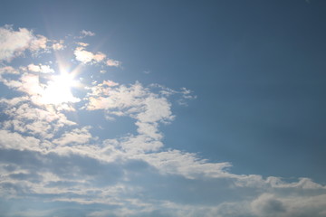 Blauer Himmel mit weißen Wolken und Sonne