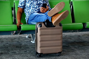 waiting, waiting for departure, spending time, tired, wanting to go, waiting for the train, waiting for the plane, waiting for a pickup © onyengradar