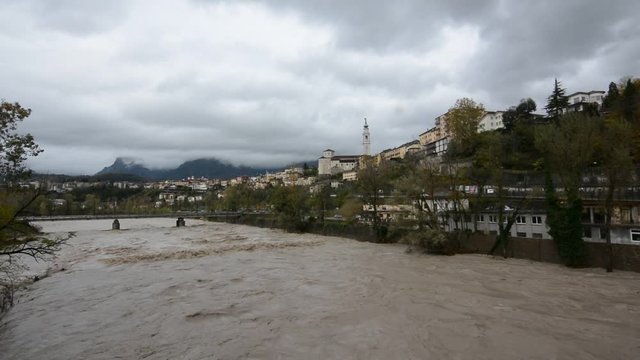 Il fiume Piave ingrossato dalle grandi piogge,lambisce la citta di Belluno,Italia