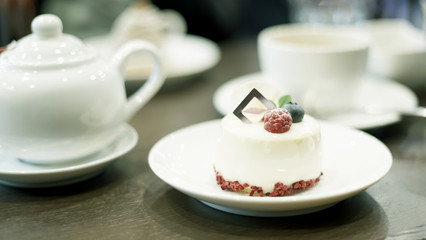 ベリーの乗ったムースケーキとお茶
