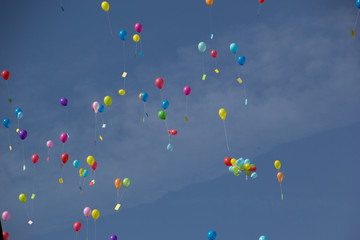 bunte Luftballons schweben im Himmel