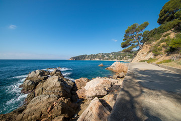 The creek llorell by the way of round, Tossa de mar
