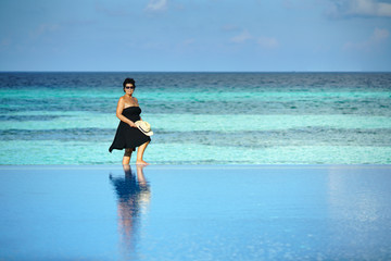Frau genießt ihren Urlaub am Meer