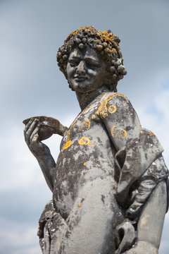 Statue d'un jeune &eacute;ph&egrave;be dans un jardin d'Albi
