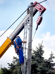 Praca montera instalacji elektrycznej na słupie energetycznym © JDziedzic