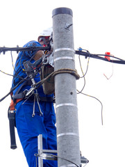 Praca montera instalacji elektrycznej na słupie energetycznym © JDziedzic