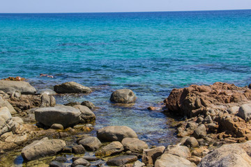 Fototapeta na wymiar Meer mit der Küste von Sardinien