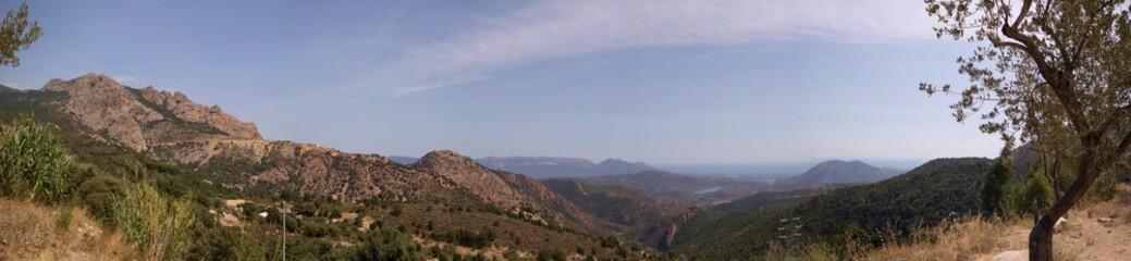 Panorama der kargen Landschaft auf Sardinien