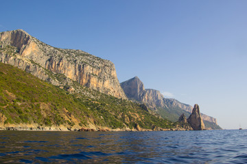 entlang der Meeresküste auf sardinien 