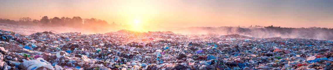 Sunrise Sun above the ocean of garbage - obrazy, fototapety, plakaty