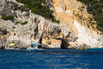 entlang der Meeresküste auf sardinien 