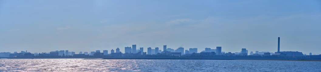 水平線の先に見える都会のビル群、パノラマ写真