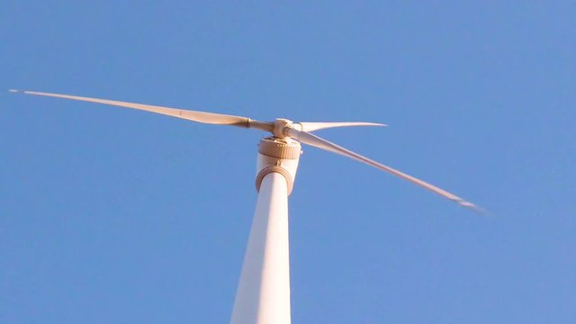 Parco eolico in montagna per la produzione di energia pulita