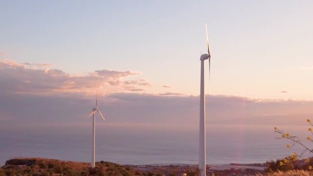 Parco eolico in montagna per la produzione di energia pulita