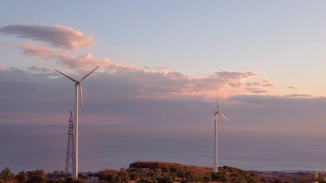 Parco eolico con turbine per la generazione di energia elettrica dal vento. Fonte rinnovabile e pulita, tecnologia per le costruzioni del futuro. Situate in montagna.