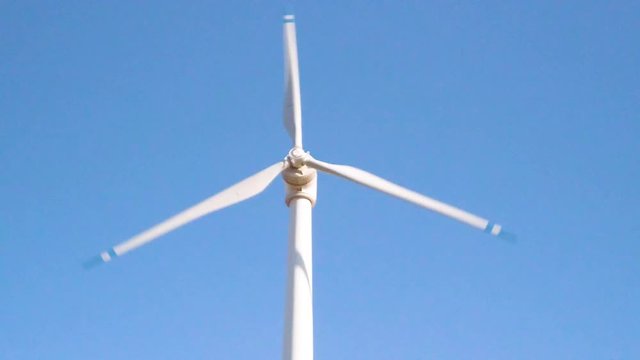 Parco eolico con turbine per la generazione di energia elettrica dal vento. Fonte rinnovabile e pulita, tecnologia per le costruzioni del futuro. Situate in montagna.