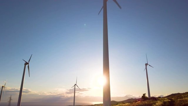 Parco eolico con turbine per la generazione di energia elettrica dal vento. Fonte rinnovabile e pulita, tecnologia per le costruzioni del futuro. Situate in montagna.