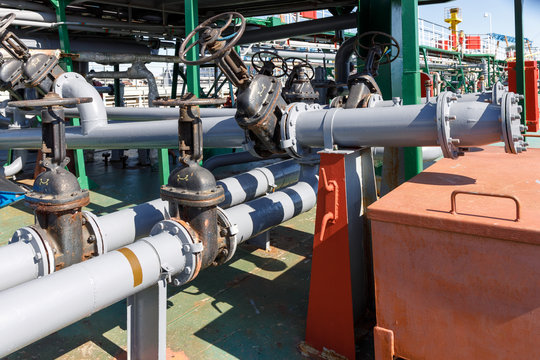 Gate valves and pipelines for loading and discharging liquid cargo on oil-chemical tanker
