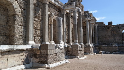 Fototapeta premium Old building with columns ruins 