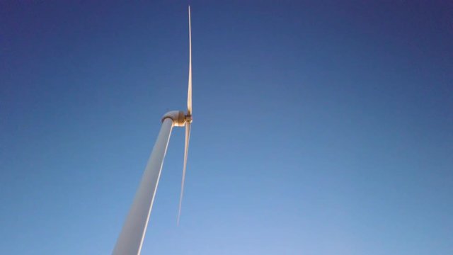 Parco eolico con turbine per la generazione di energia elettrica dal vento. Fonte rinnovabile e pulita, tecnologia per le costruzioni del futuro. Situate in montagna.