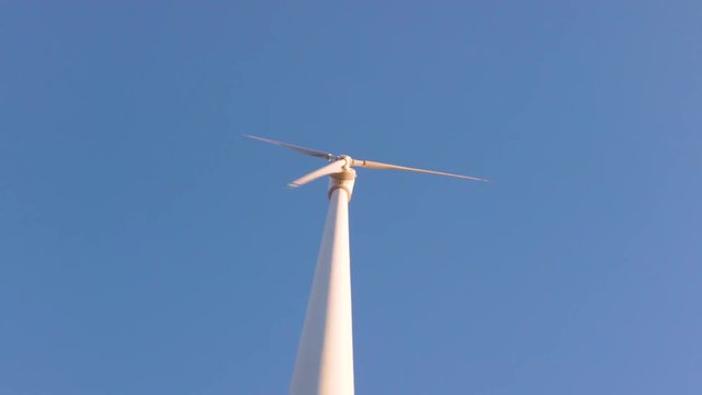 Parco eolico con turbine per la generazione di energia elettrica dal vento. Fonte rinnovabile e pulita, tecnologia per le costruzioni del futuro. Situate in montagna.