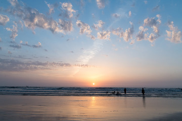 Fototapeta premium Silhouettes of people playing on Juhu beach