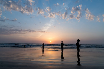 Fototapeta premium Silhouettes of people playing on Juhu beach