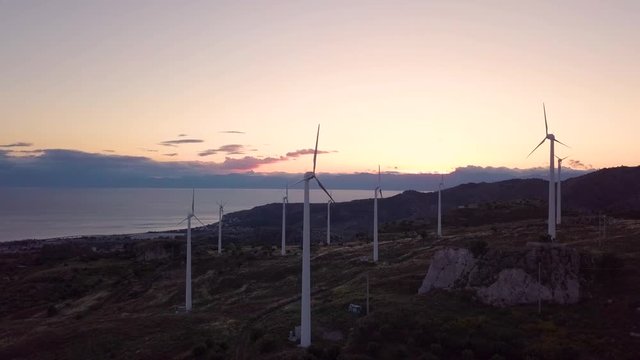 Parco eolico con turbine per la generazione di energia elettrica dal vento. Fonte rinnovabile e pulita, tecnologia per le costruzioni del futuro. Situate in montagna.