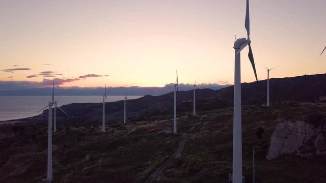 Parco eolico con turbine per la generazione di energia elettrica dal vento. Fonte rinnovabile e pulita, tecnologia per le costruzioni del futuro. Situate in montagna.