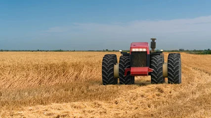 Deurstickers Autonomous tractor working on the field. Smart farming  © scharfsinn86