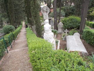 Rzeźba siedzącego chłopca z ksiązką. Cmentarz artystów i poetów. Roma