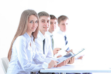 Obraz premium side view.young business team sitting at the Desk