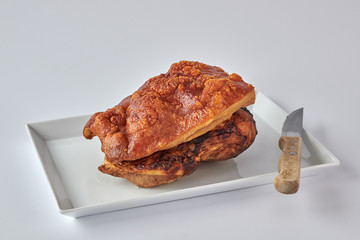 Deutscher Schweinebraten auf weißem Teller mit weißem Hintergrund zum Freistellen closup