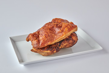 Deutscher Schweinebraten auf weißem Teller mit weißem Hintergrund zum Freistellen closup