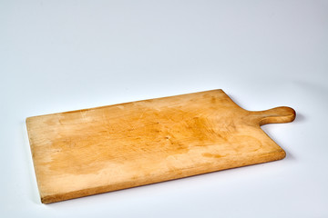 altes Küchen Schneidebrett Holzbrett vor weißem Hintergrund zum freistellen