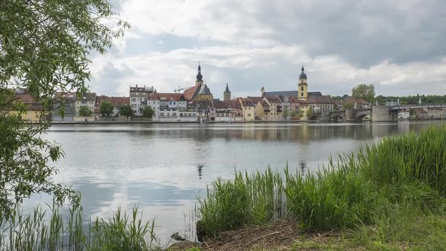 Kitzingen Stadtpanorama vom Gartenschaugel&auml;nde &uuml;ber den Main mit alter Mainbr&uuml;cke und Stadtkirche