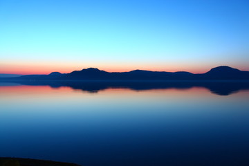 Fototapeta na wymiar 夜明けの湖。北海道、屈斜路湖。