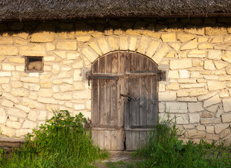 Fototapeta na wymiar Stone shed under the thatched roof