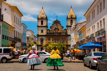 Fotobehang Brazilië Helder zicht op Pelourinho in Salvador, Brazilië, gedomineerd door het grote koloniale Cruzeiro de Sao Francisco Christian stenen kruis in de Pra a Anchieta