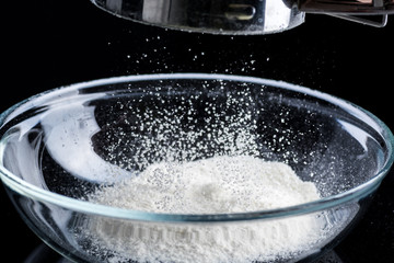 Pour the flour in a transparent bowl for making dough, freezing