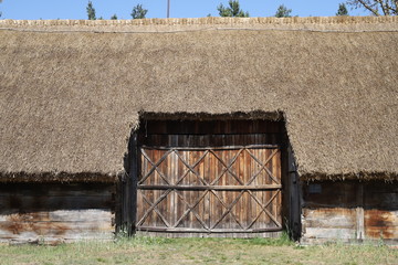 Drewniana stodoła na wsi - obrazy, fototapety, plakaty
