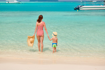 Naklejka premium Toddler boy on beach with mother