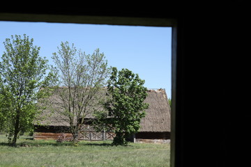 Drewniana brązowa chata na wsi wiosną  © Seance_Photo_Sylwia