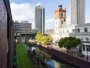 Obraz premium Barbican towers and terrace blocks surrounding the lakeside terrace and Anglican church of St Giles without cripplegate in the City of London